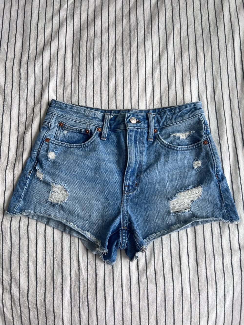 Madewell Relaxed Denim Shorts Size 26 Distressed Raw Hem